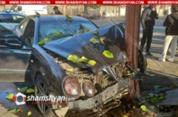 Երևանում բախվել են Mercedes-ները․ նրանցից մեկն էլ բախվել է ավտոլվացման կետի երկաթե սյանը. կա վիրավոր